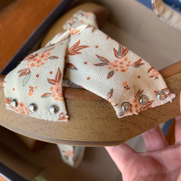 Universal Thread, women’s sandals, small heel, size 6 1/2, cute floral pattern - Picture 14 of 15